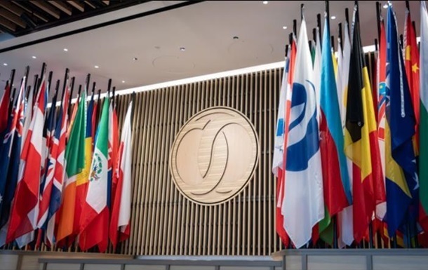 Світова економіка помірно зростає, але з глибокими структурними кризами