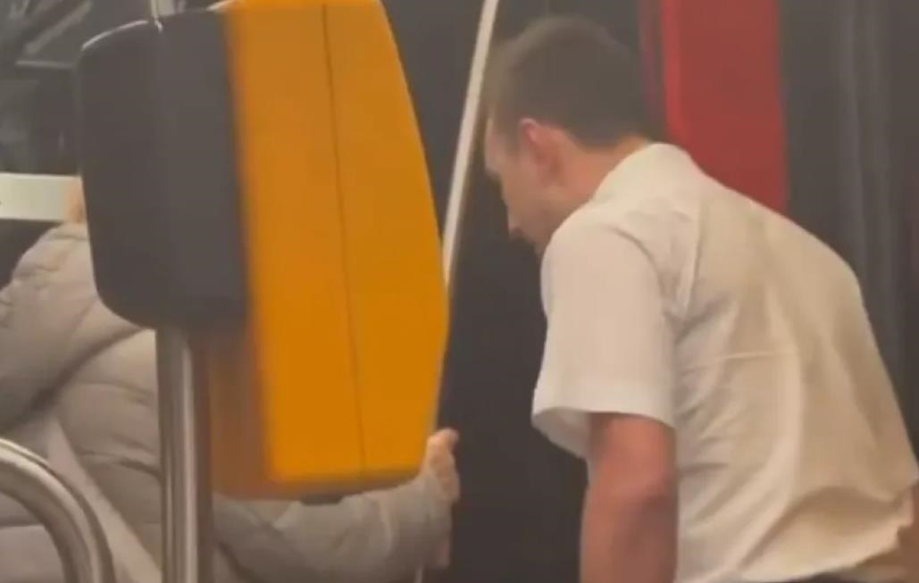 У Чехії покарали водія трамвая, який вигнав із салону українців з дитиною