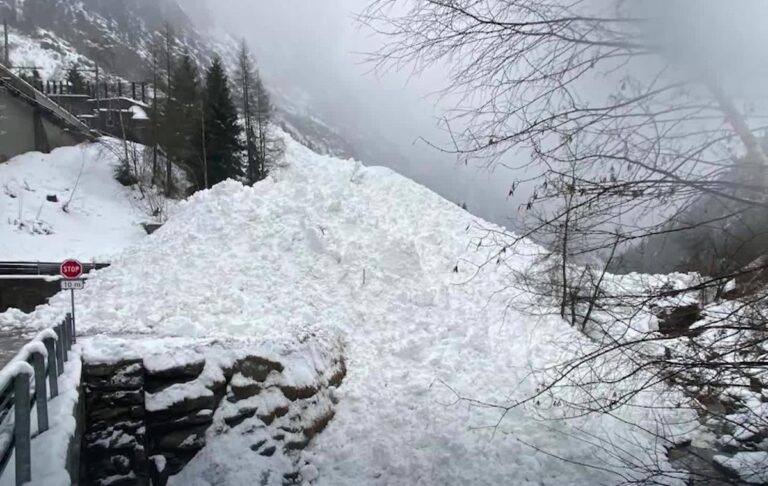 В Альпах сталося кілька сходжень лавин: з рейок зійшов поїзд
