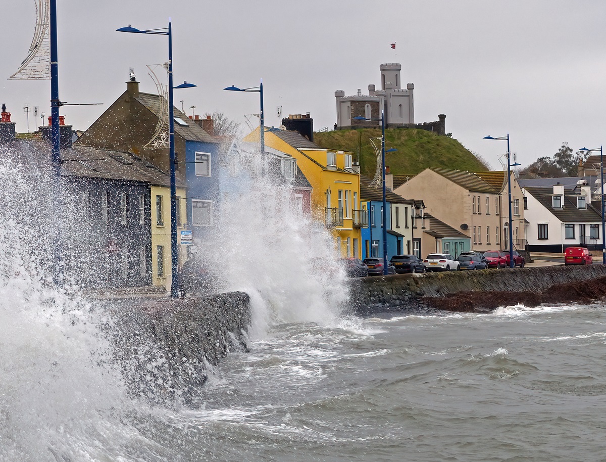 Шторм Дейв залишив тисячі домівок в Ірландії без світла