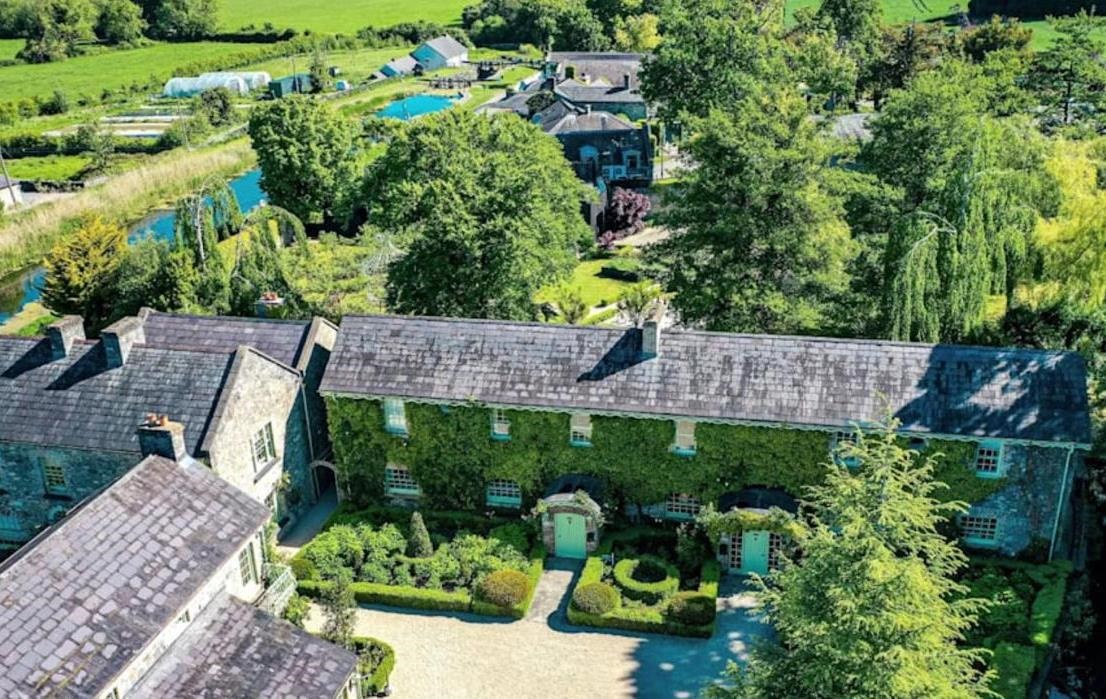 В Ірландії за 20 млн євро продають ціле село з пабом, церквою та готелем