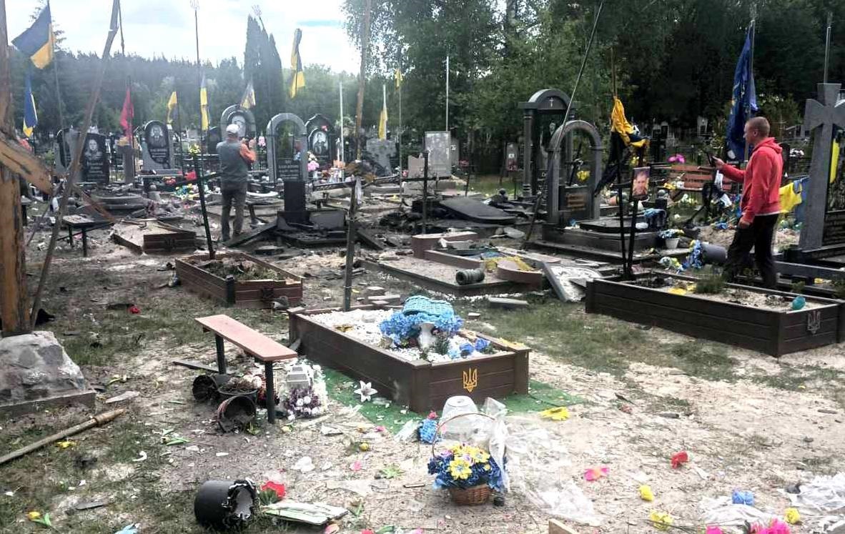 Росіяни вдарили по кладовищу на Чернігівщині, є постраждала