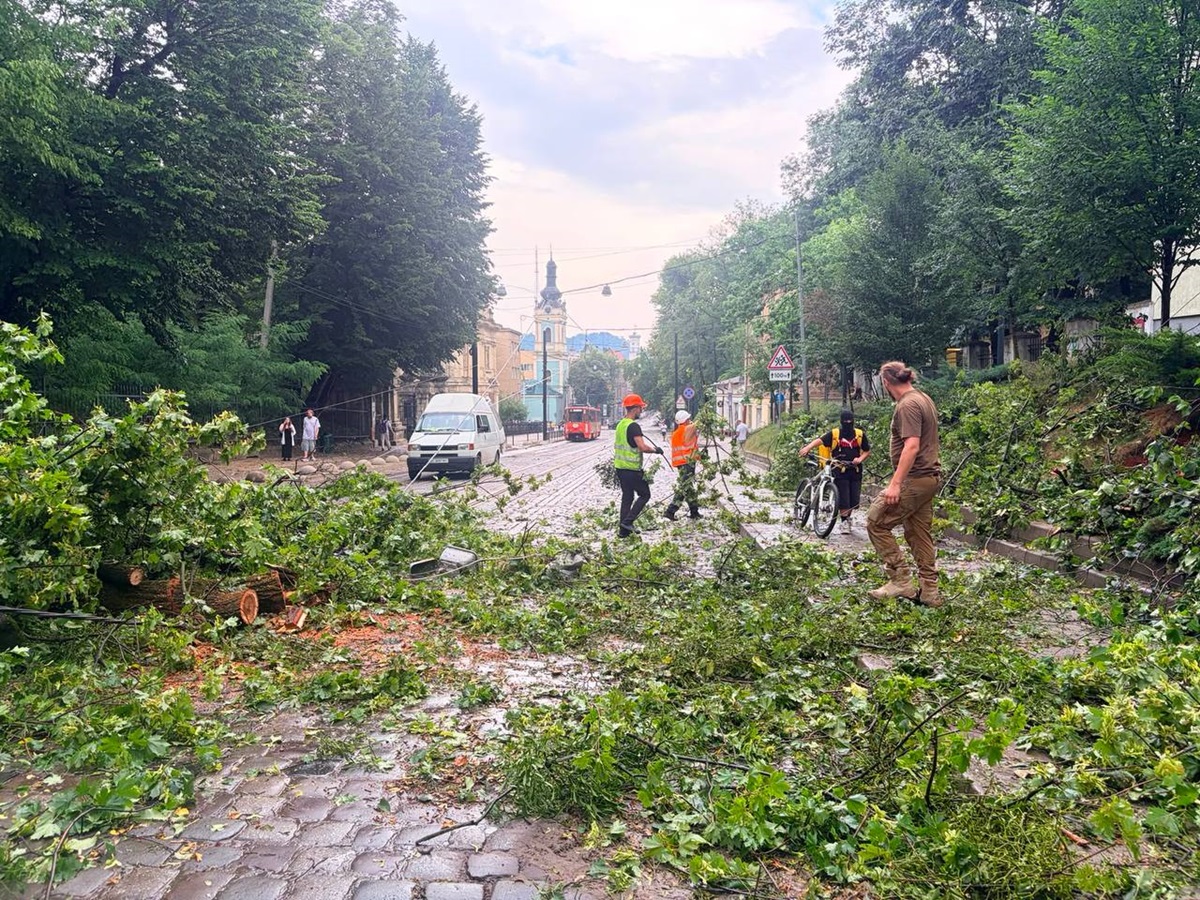 Негода у Львові: через удар блискавки дитина потрапила в реанімацію